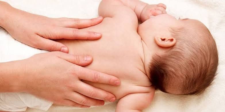 memijat punggung bayi memijat punggung bayi