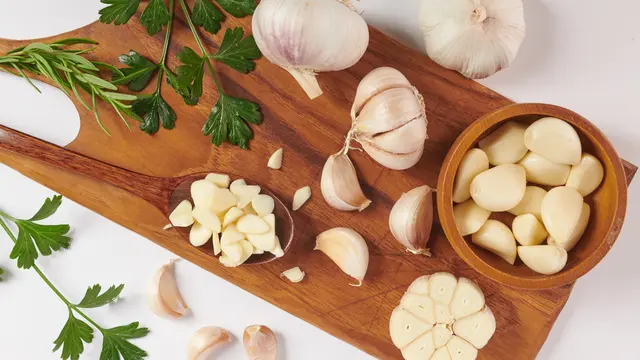 Menjaga Kuku dengan bawang putih