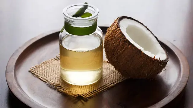 Merawat Kuku dengan minyak kelapa