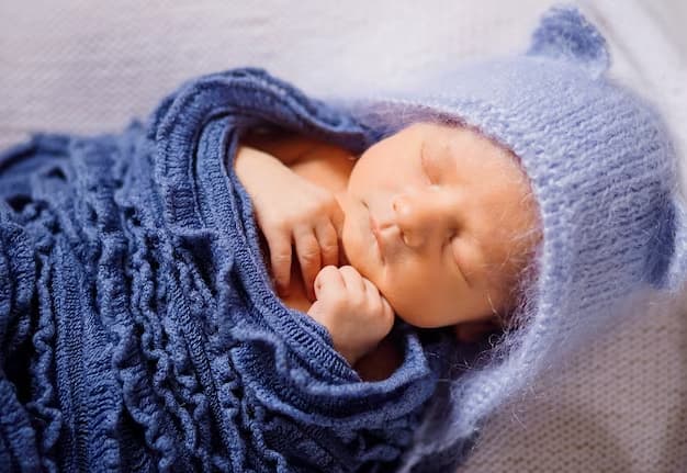 Ilustrasi bayi memakai syal rajutan topi biru tidur di bantal putih / freepik Nama Bayi Laki-laki Islami Awalan A: Temukan Makna dan Penjelasannya! List 26-50