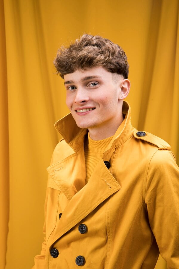 Gaya Rambut Pria Curly Pompadour